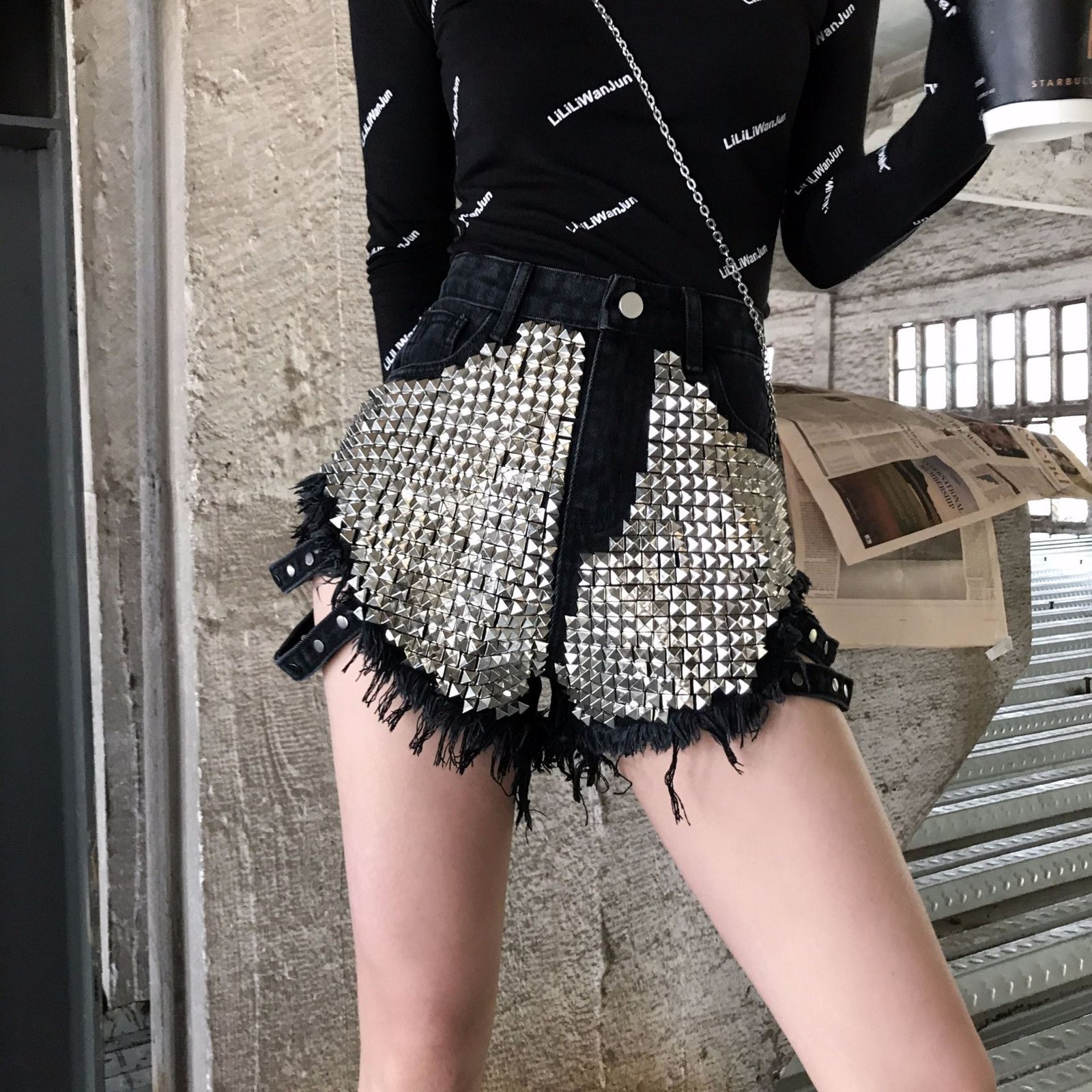 Pantalones cortos de mezclilla con tachuelas laterales, vaqueros holgados y rotos de tiro alto. - Image 6