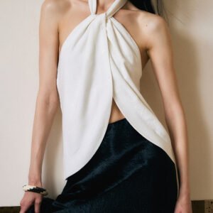 Top sin mangas con cuello halter y detalle cruzado