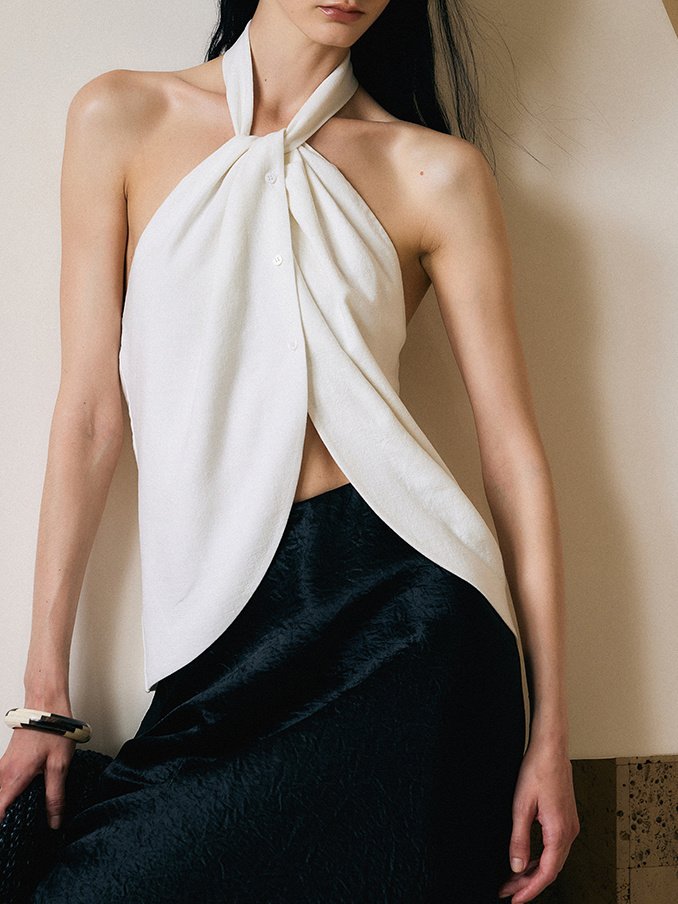 Top sin mangas con cuello halter y detalle cruzado - Image 2