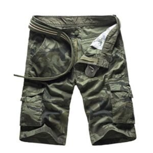 Short corto cargo con cinturón y estampado de camuflaje con múltiples bolsillos.