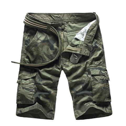 Short corto cargo con cinturón y estampado de camuflaje con múltiples bolsillos.