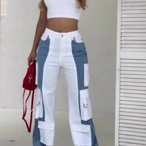 Pantalones cargo con bolsillos en contraste