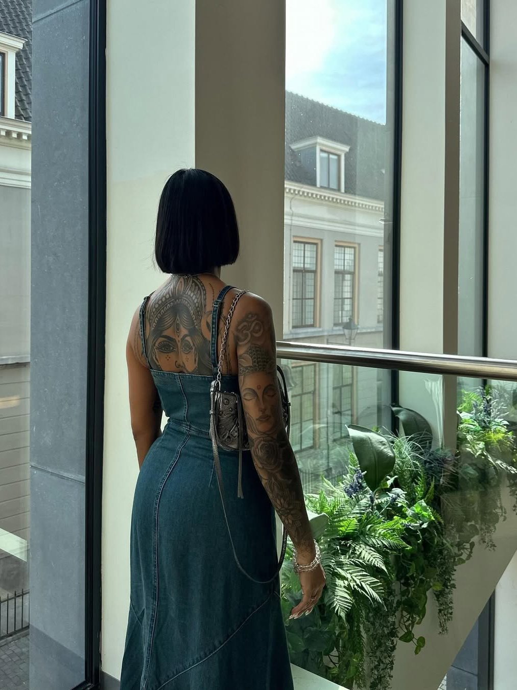 Vestido vaquero de un solo pecho con tirantes - Image 3