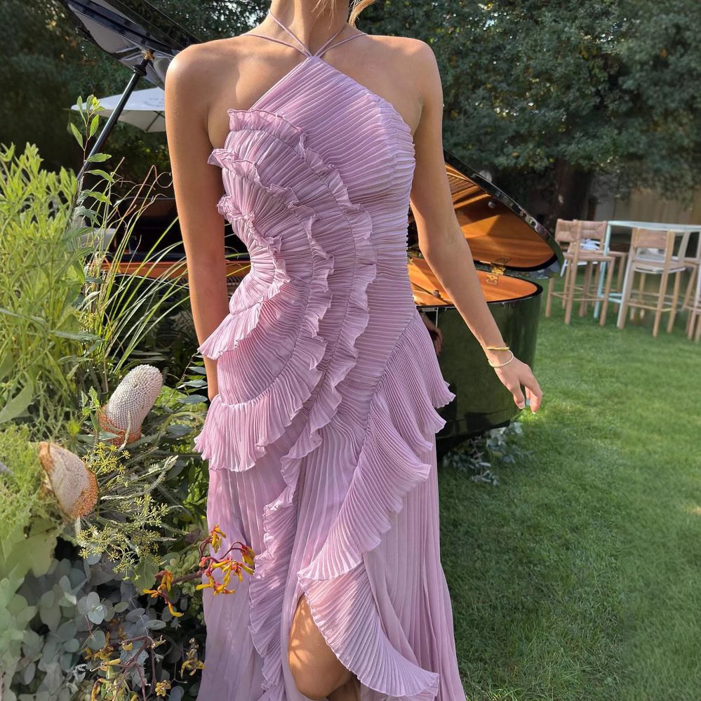 Vestido plisado con volantes y dobladillo irregular